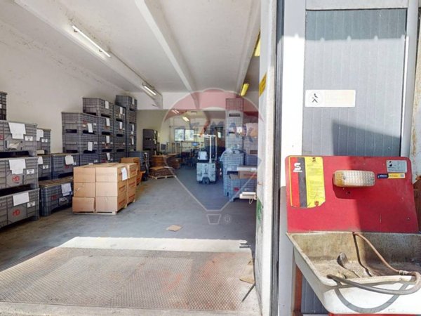 locale di sgombero in vendita a Mele