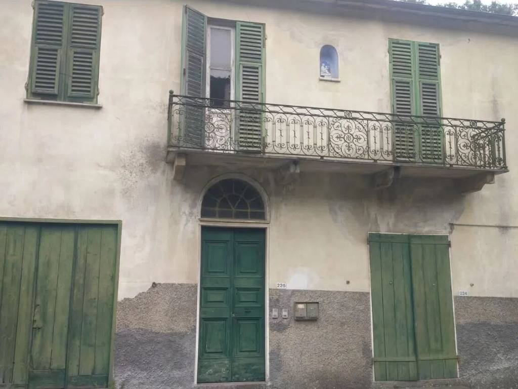 casa indipendente in vendita a Mezzanego