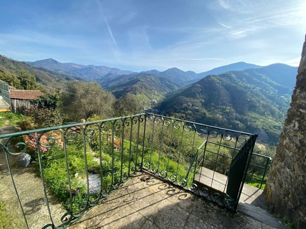 casa indipendente in vendita a Mezzanego