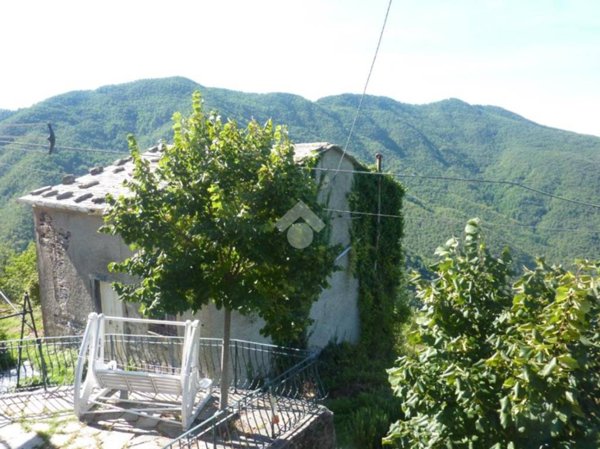 casa indipendente in vendita a Mezzanego