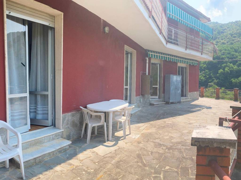 intera palazzina in vendita a Mezzanego in zona Isola di Borgonovo