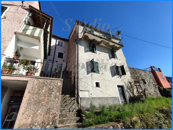 casa indipendente in vendita a Mezzanego