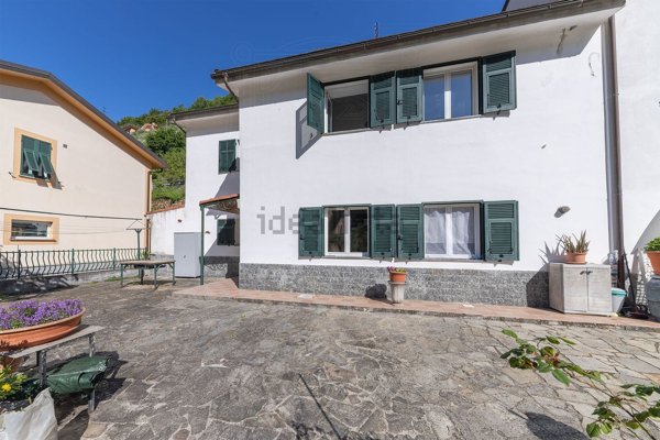 casa indipendente in vendita a Mezzanego