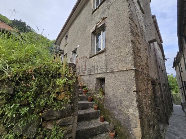 casa indipendente in vendita a Mezzanego in zona Vignolo
