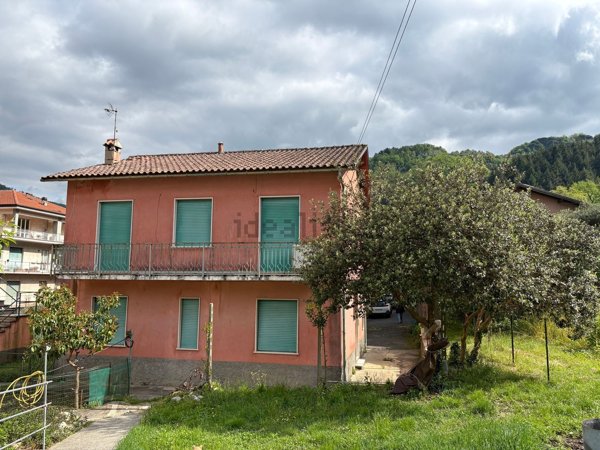 casa indipendente in vendita a Mezzanego