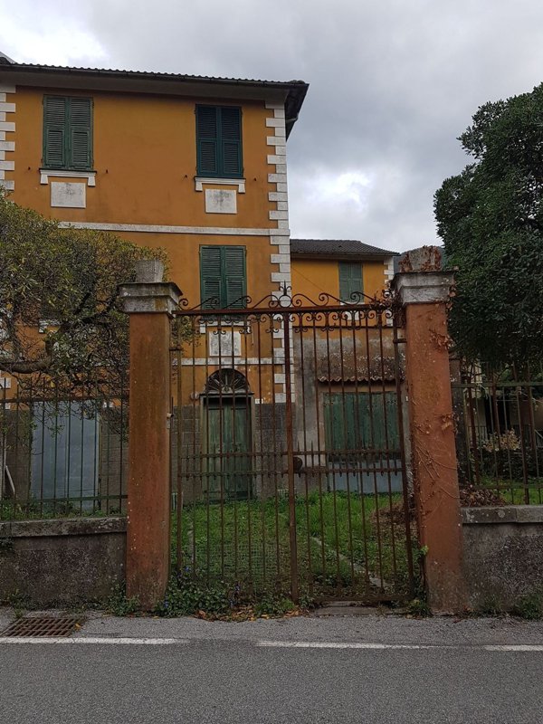 casa indipendente in vendita a Mezzanego