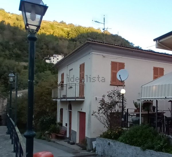 casa indipendente in vendita a Mezzanego