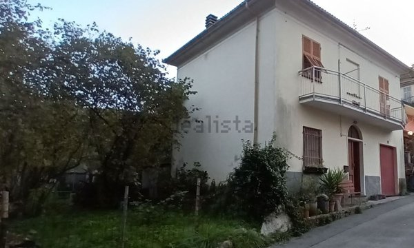 casa indipendente in vendita a Mezzanego