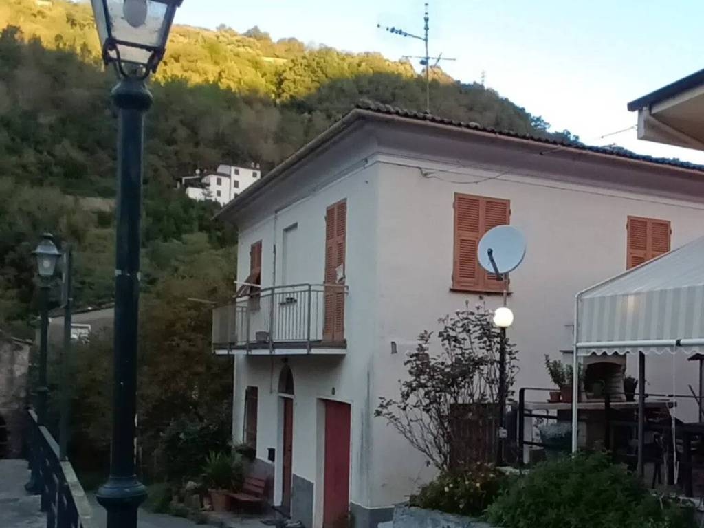 casa indipendente in vendita a Mezzanego