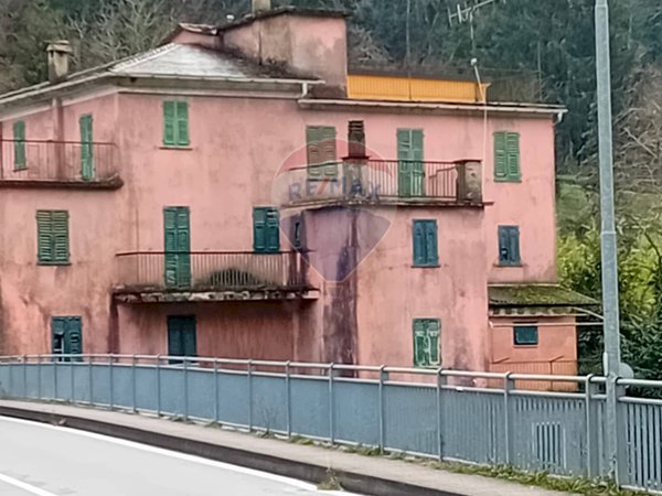 casale in vendita a Mezzanego