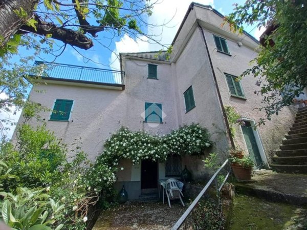 casa indipendente in vendita a Mezzanego