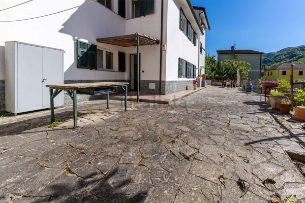 casa indipendente in vendita a Mezzanego