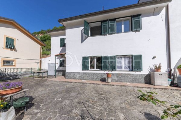 casa indipendente in vendita a Mezzanego