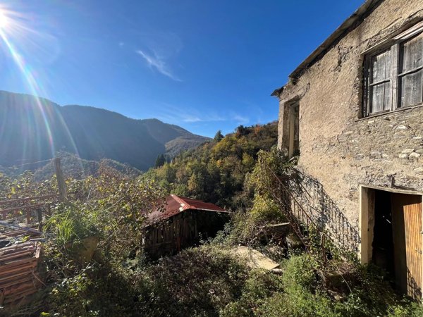casa indipendente in vendita a Mezzanego