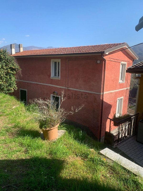 casa indipendente in vendita a Mezzanego