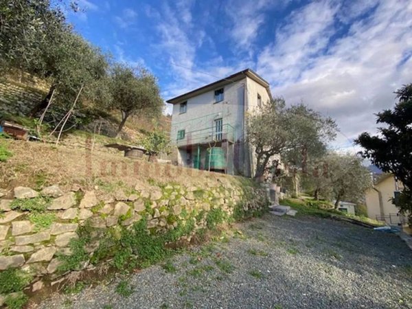 casa indipendente in vendita a Mezzanego