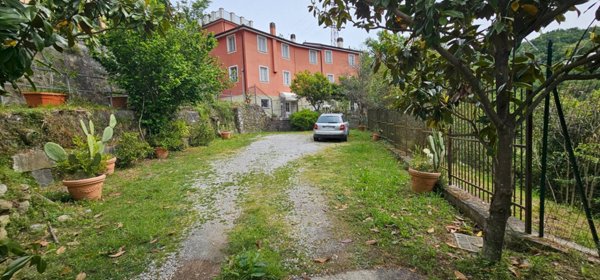 casa indipendente in vendita a Mezzanego