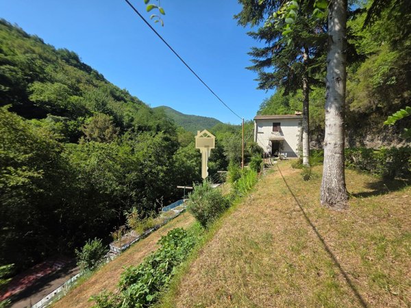 casa indipendente in vendita a Mezzanego in zona Isola di Borgonovo