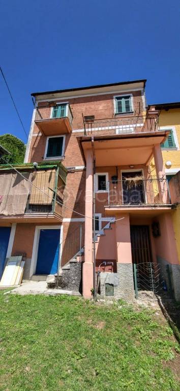 casa indipendente in vendita a Montebruno in zona Caprili