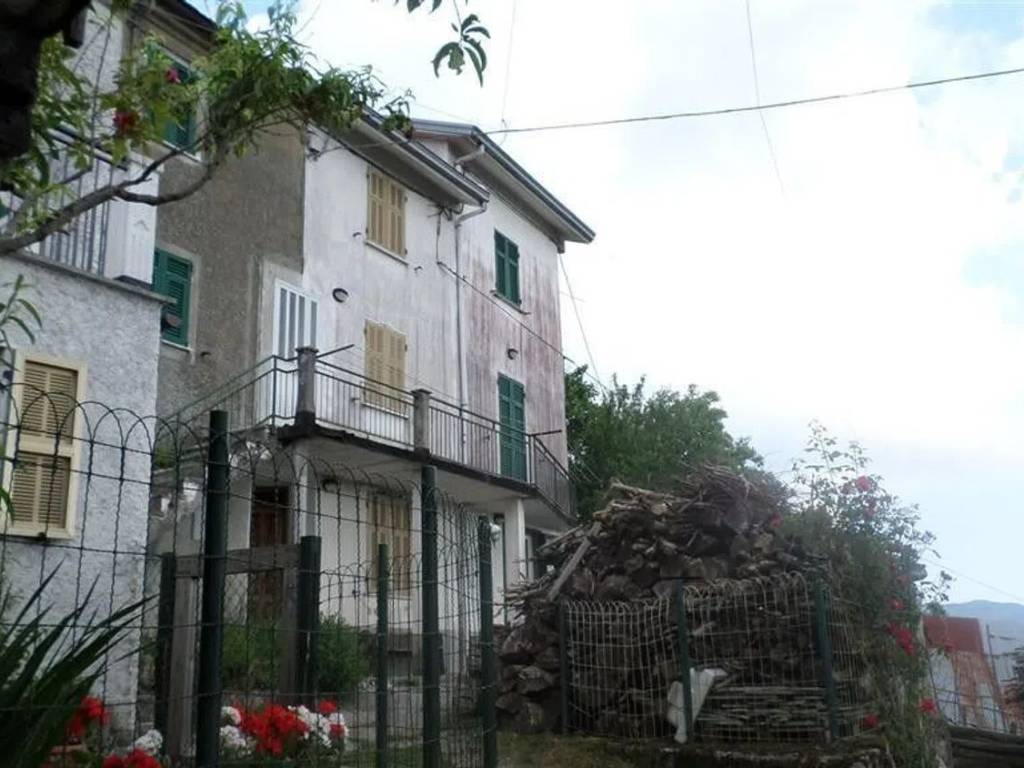 casa indipendente in vendita a Montebruno in zona Zeppado