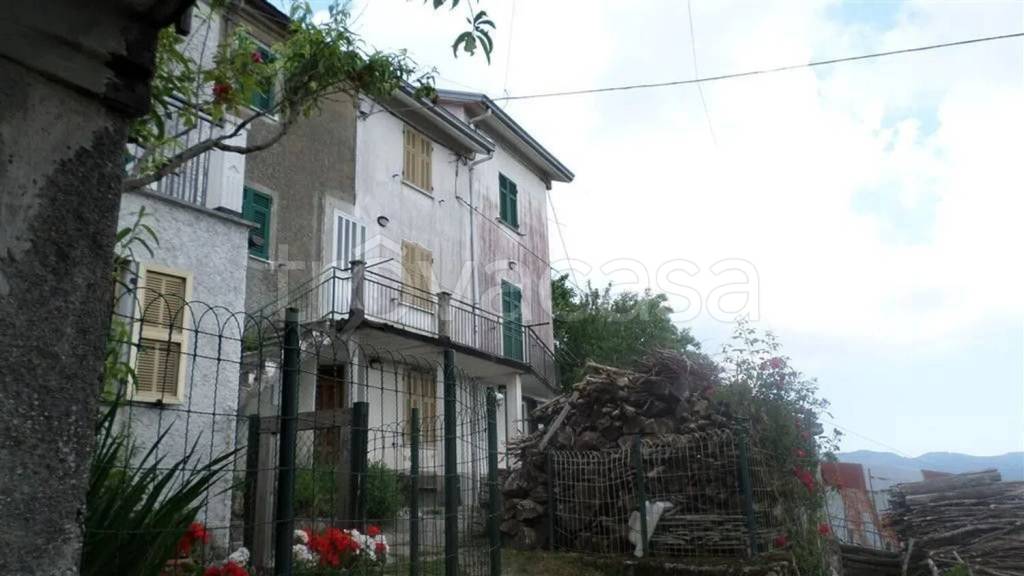 casa indipendente in vendita a Montebruno in zona Zeppado