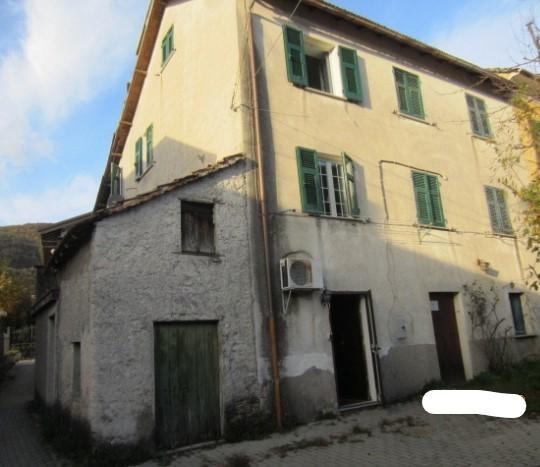 appartamento in vendita a Montoggio in zona Montemoro