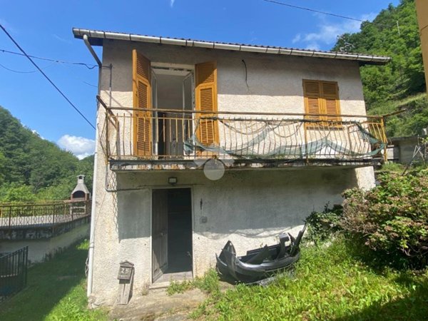 casa indipendente in vendita a Montoggio in zona Casà