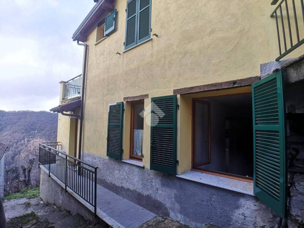 appartamento in vendita a Montoggio in zona Casà