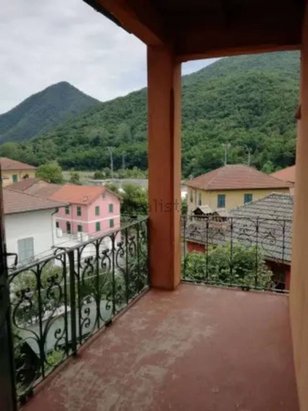 appartamento in vendita a Montoggio in zona Casà