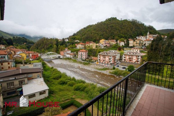 appartamento in vendita a Montoggio in zona Montoggio Centro