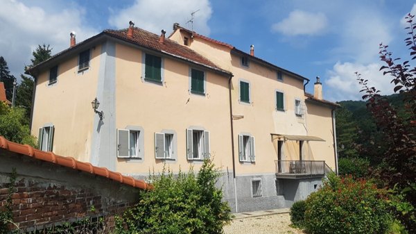 casa indipendente in vendita a Montoggio in zona Casà