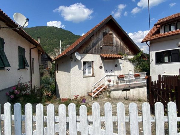 casa indipendente in vendita a Montoggio in zona Casà