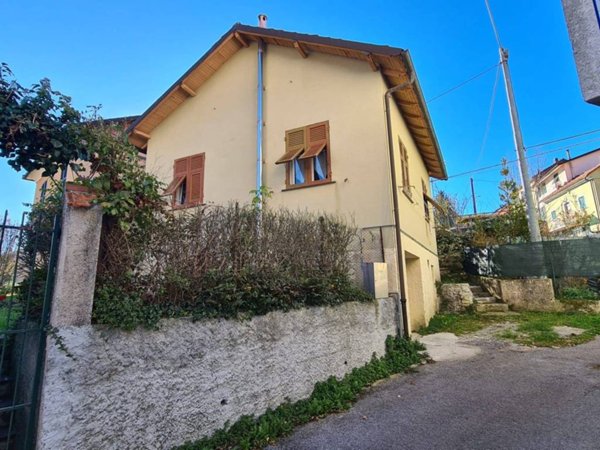 casa indipendente in vendita a Montoggio in zona Casà
