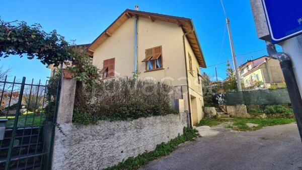 casa indipendente in vendita a Montoggio in zona Casà