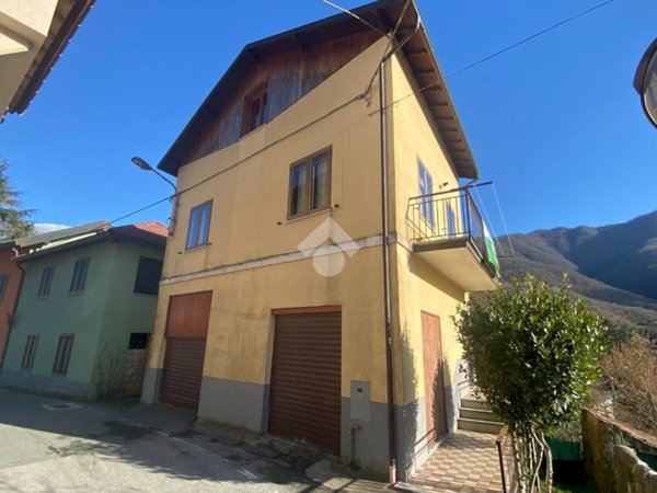casa indipendente in vendita a Montoggio in zona Casà