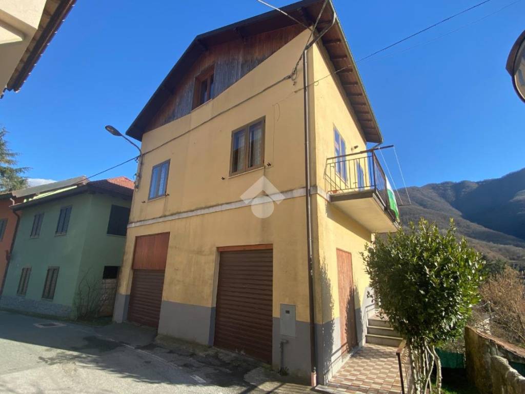 casa indipendente in vendita a Montoggio in zona Casà