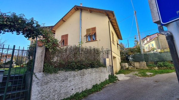 appartamento in vendita a Montoggio in zona Casà