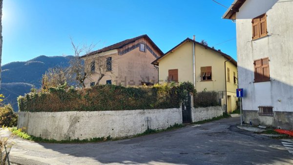casa indipendente in vendita a Montoggio in zona Casà