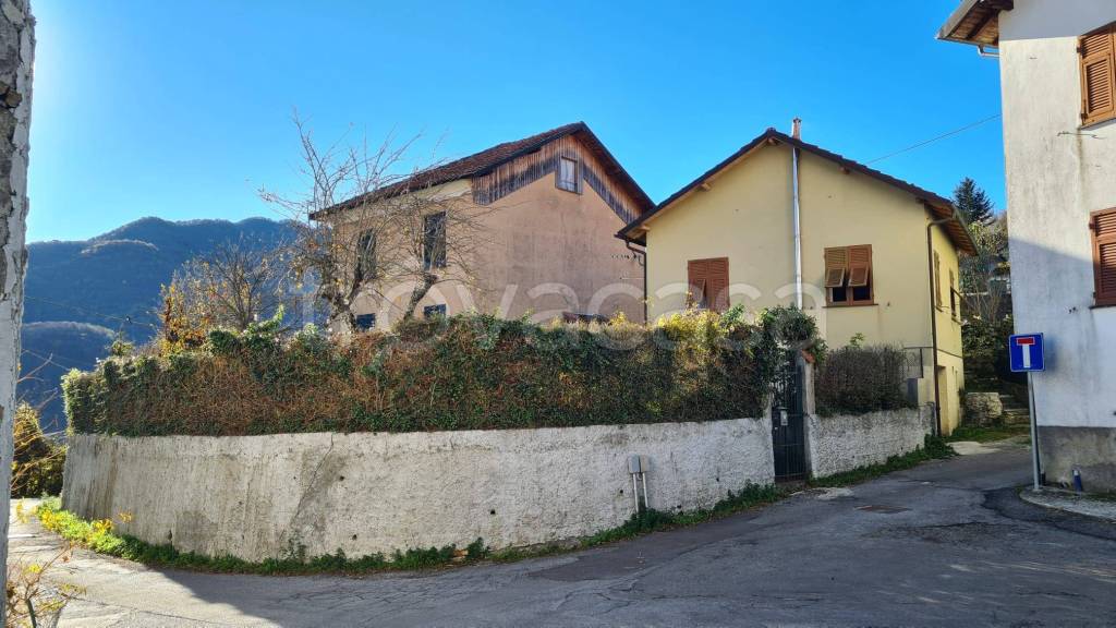 casa indipendente in vendita a Montoggio in zona Casà