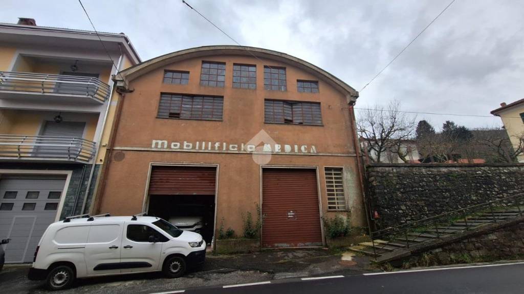 locale commerciale in vendita a Montoggio in zona Montoggio Centro