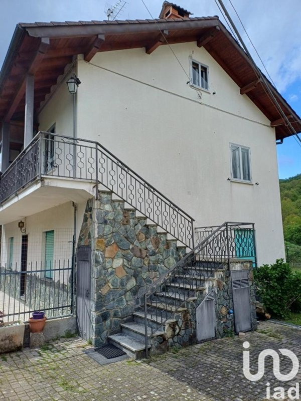 casa indipendente in vendita a Montoggio in zona Casà