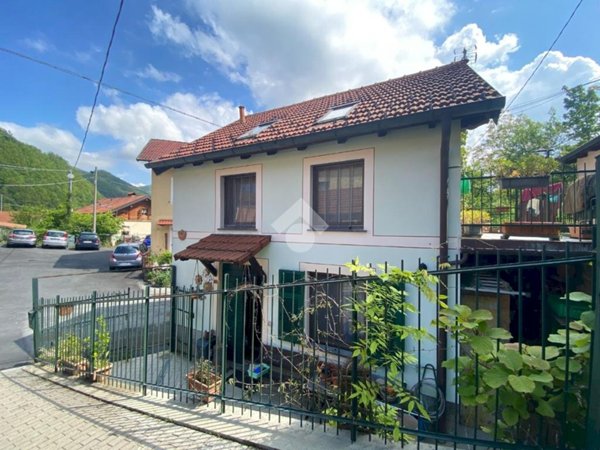 casa indipendente in vendita a Montoggio in zona Carpi