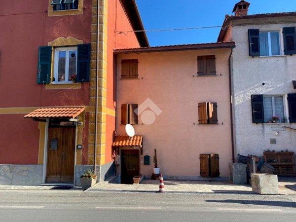 casa indipendente in vendita a Montoggio in zona Casà