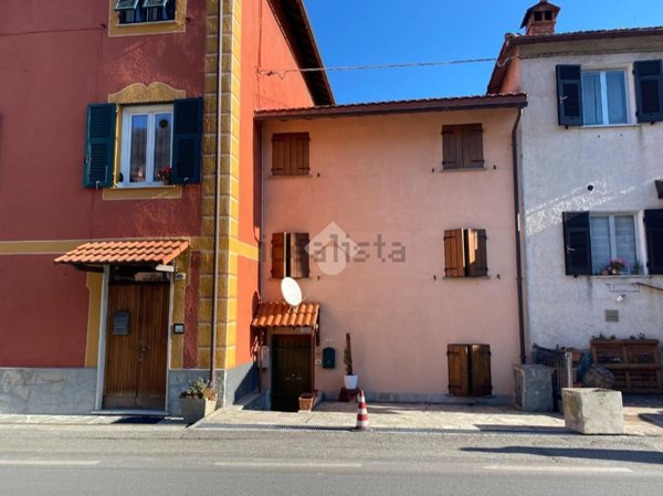 appartamento in vendita a Montoggio in zona Casà