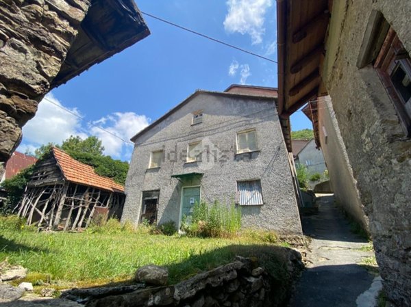 appartamento in vendita a Montoggio in zona Casà