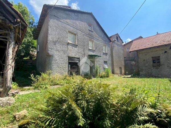 casa indipendente in vendita a Montoggio in zona Montemoro