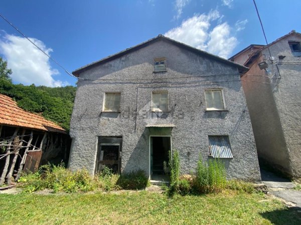 appartamento in vendita a Montoggio in zona Casà