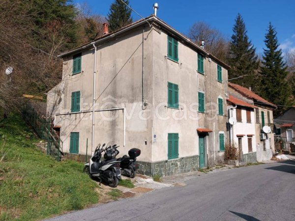 appartamento in vendita a Montoggio in zona Casà