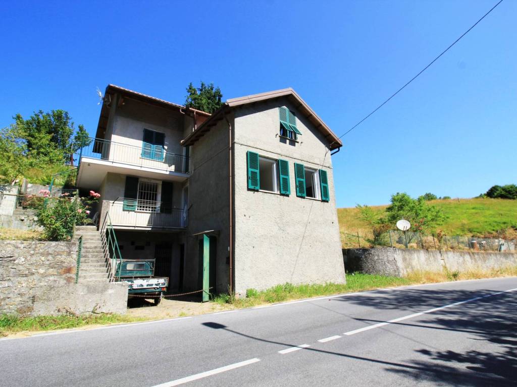 appartamento in vendita a Montoggio in zona Creto