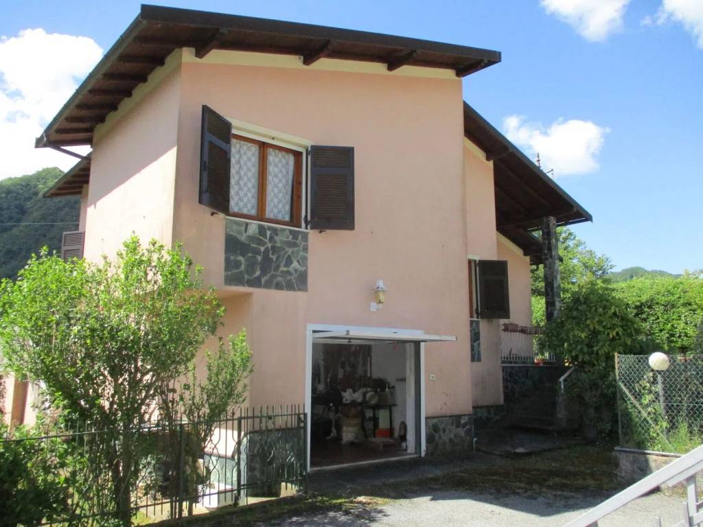 casa indipendente in vendita a Montoggio